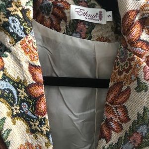 Gorgeous vintage style loose fit blazer.